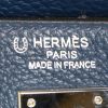 Bolso de mano Hermes Kelly 35 cm en cuero togo azul y blanco - Detail D4 thumbnail