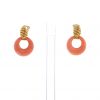Paire de pendants d'oreilles époque années 70 Van Cleef & Arpels en or jaune et corail - 360 thumbnail