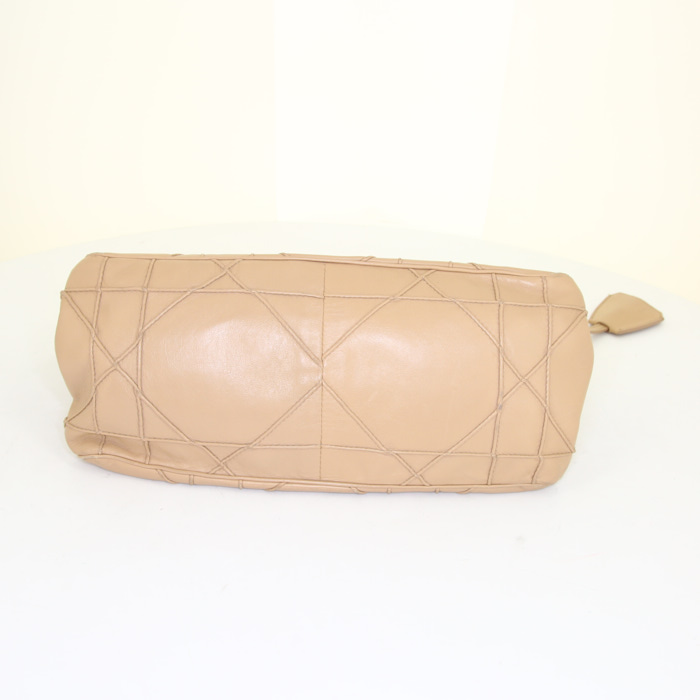 Sac à main Dior New Lock en cuir beige - Detail D4
