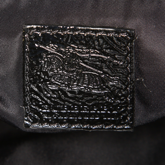 Sac cabas Burberry Victoria en toile Haymarket grise et blanche et cuir verni noir - Detail D3