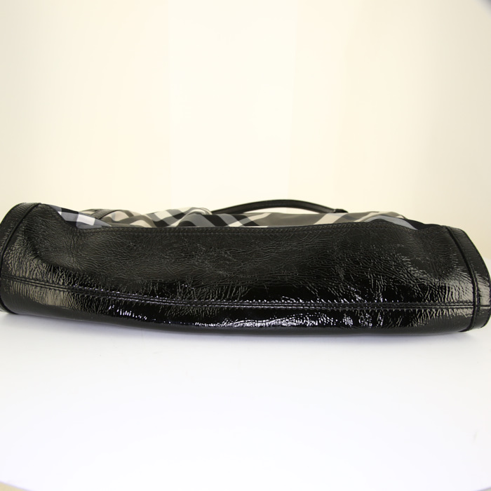 Bolso Cabás Burberry Victoria en lona Haymarket gris y blanca y charol negro - Detail D4