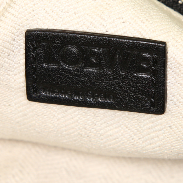 Loewe Puzzle large model handbag in black leather - Detail D4