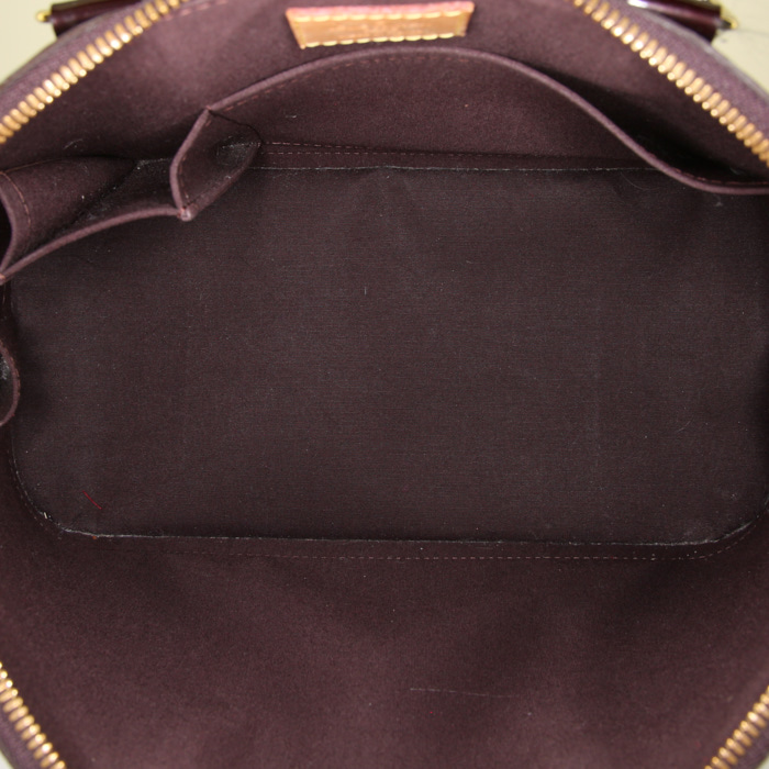 Bolso de mano Louis Vuitton Alma modelo pequeño en charol Monogram color burdeos - Detail D2