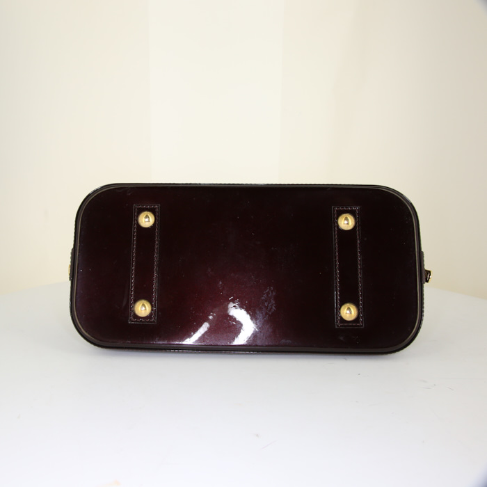 Bolso de mano Louis Vuitton Alma modelo pequeño en charol Monogram color burdeos - Detail D4