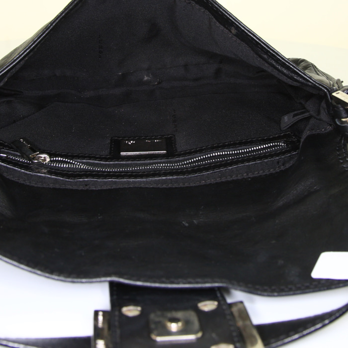 Fendi Baguette handbag in black leather - Detail D2