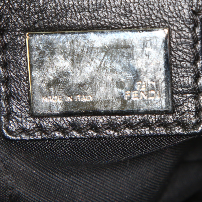 Fendi Baguette handbag in black leather - Detail D3