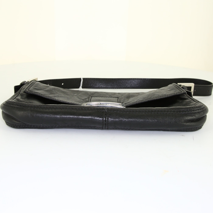 Fendi Baguette handbag in black leather - Detail D4