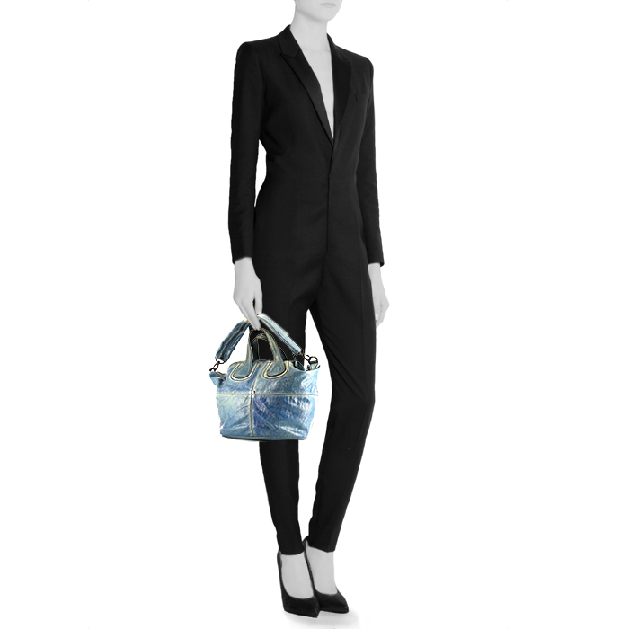 Givenchy Nightingale large model handbag in blue shading patent leather - Detail D2
