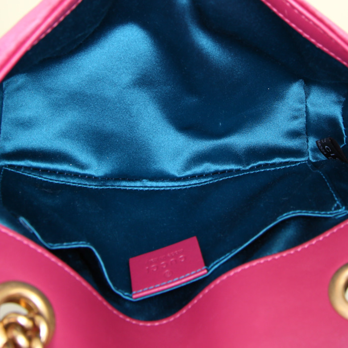 Sac bandoulière Gucci GG Marmont en velours matelassé rose - Detail D3