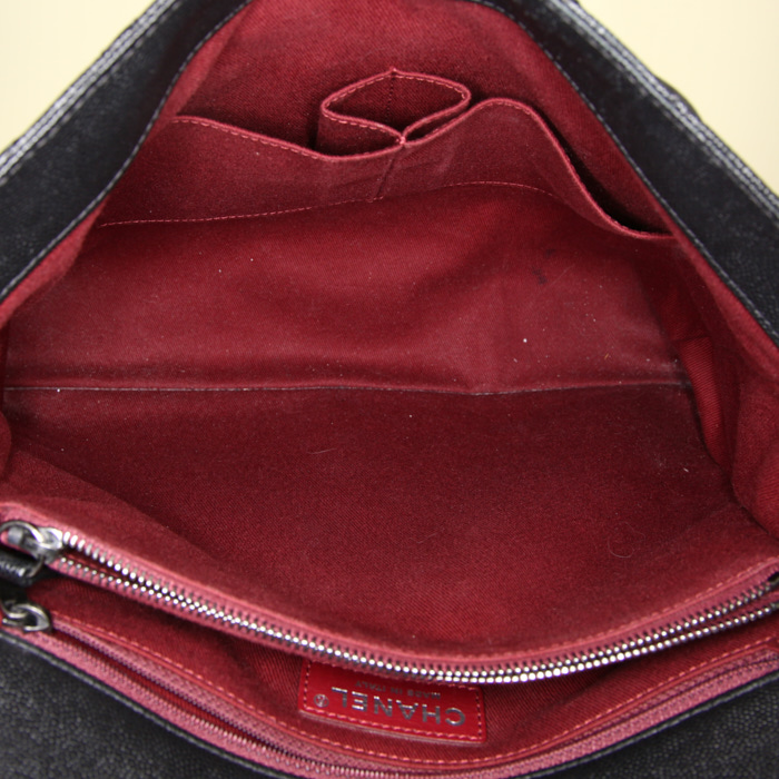 Sac à main Chanel Top Handle en cuir grainé matelassé noir - Detail D3