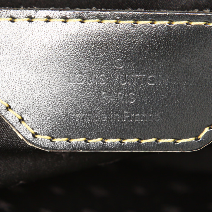 Louis Vuitton Le Radieux handbag in black taiga leather and black patent leather - Detail D3