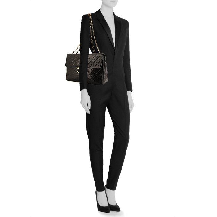 Chanel Timeless Maxi Jumbo handbag in black quilted leather - Detail D1
