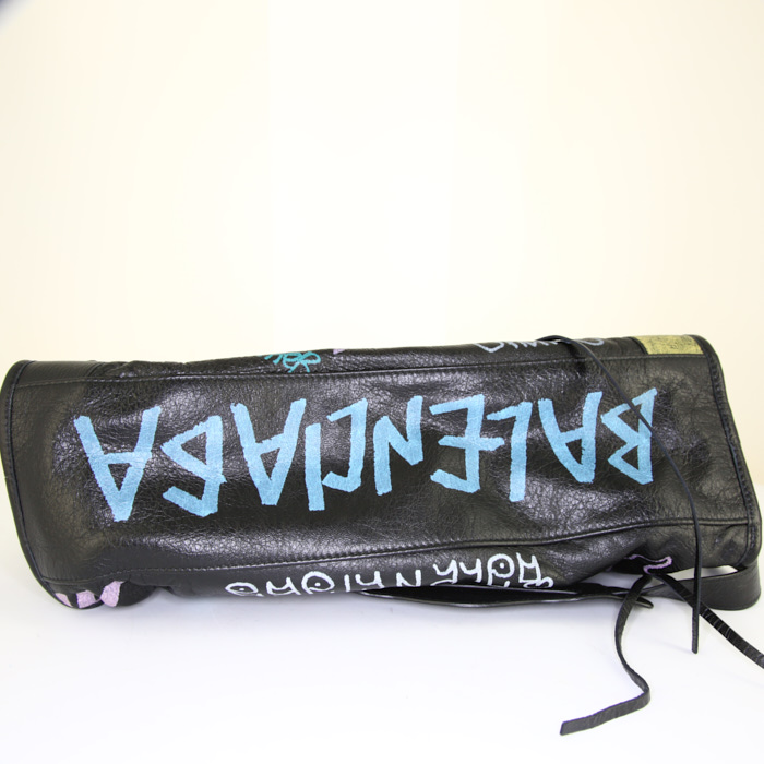 Borsa Balenciaga Classic City in pelle nera con decoro graffiti - Detail D5
