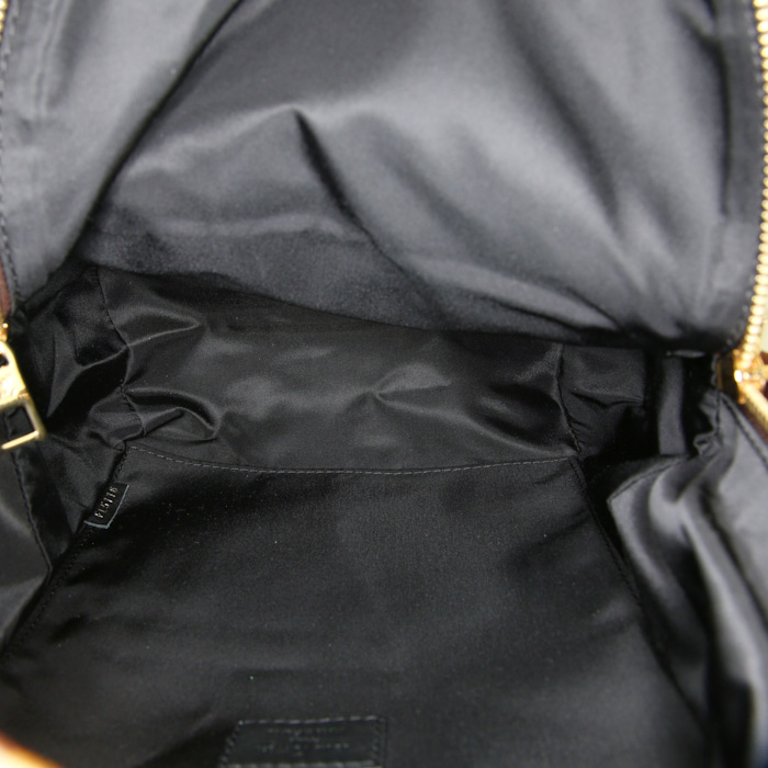 Sac à dos Louis Vuitton en toile monogram enduite marron et beige et cuir noir - Detail D2