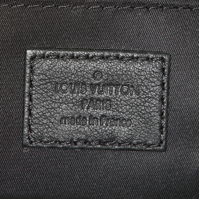 Sac à dos Louis Vuitton en toile monogram enduite marron et beige et cuir noir - Detail D3