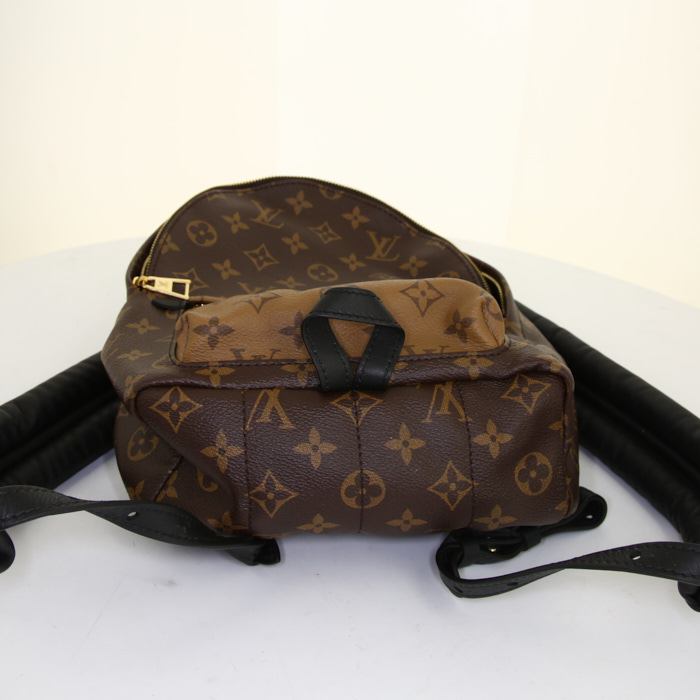 Sac à dos Louis Vuitton en toile monogram enduite marron et beige et cuir noir - Detail D4