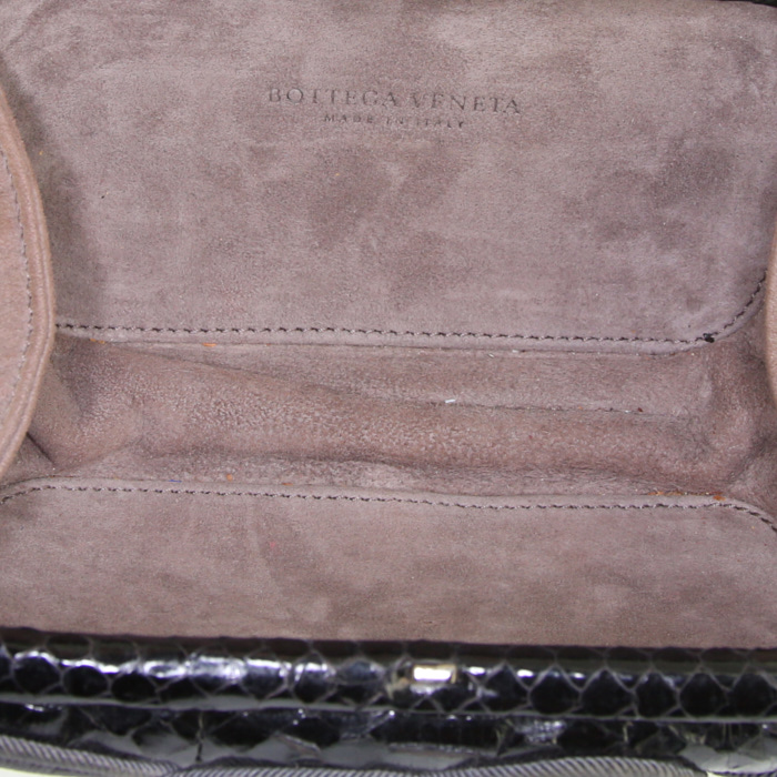 Pochette Bottega Veneta Knot en python noir - Detail D2