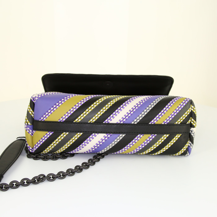 Sac bandoulière Bottega Veneta Olimpia en cuir multicolore noir , violet vert et blanc - Detail D5