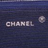 Bolso para llevar al hombro o en la mano Chanel Mademoiselle en cuero acolchado con motivos de espigas bicolor azul oscuro y rojo - Detail D3 thumbnail
