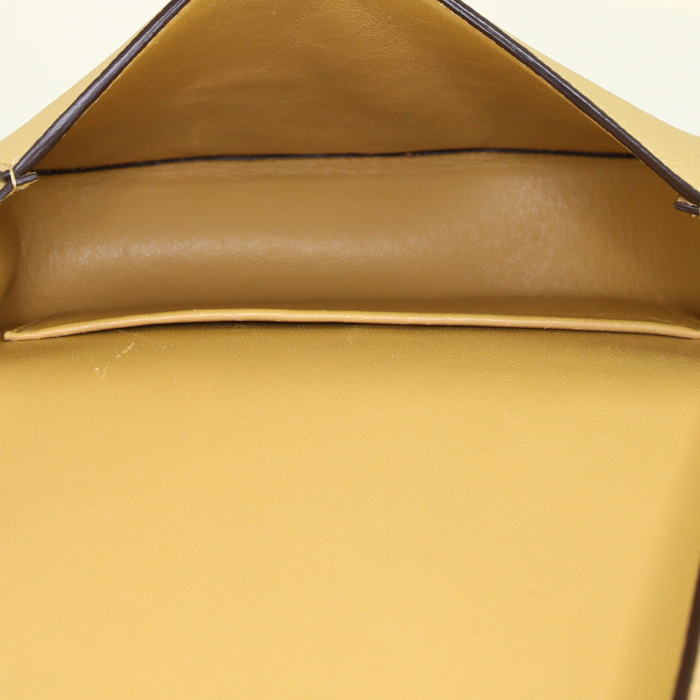 Bolso bandolera Céline Trotteur modelo pequeño en cuero granulado amarillo - Detail D2