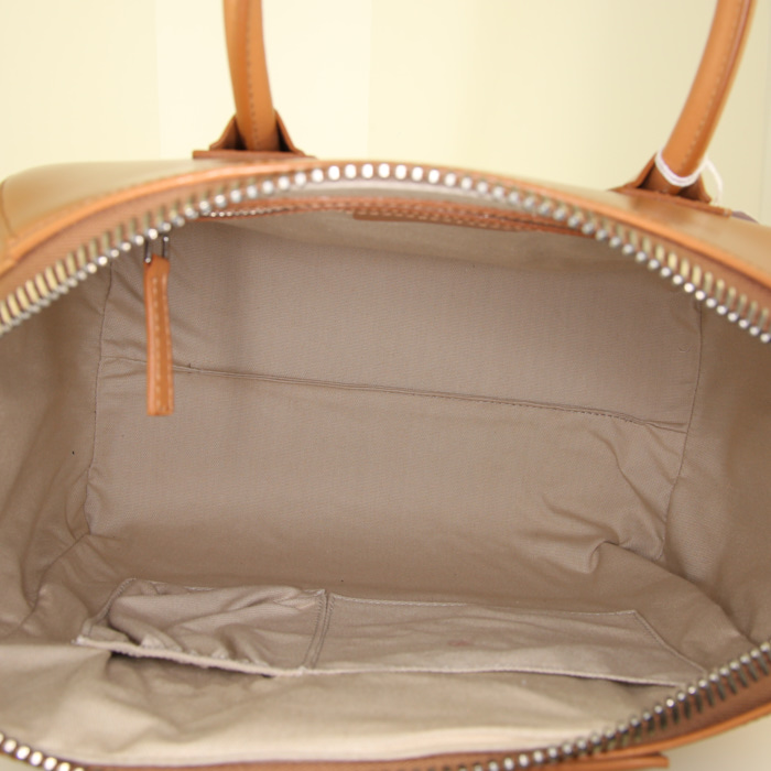Bolso de mano Givenchy Antigona modelo mediano en cuero liso color oro - Detail D3