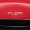 Sac bandoulière Saint Laurent Vicky en cuir verni rouge - Detail D3 thumbnail