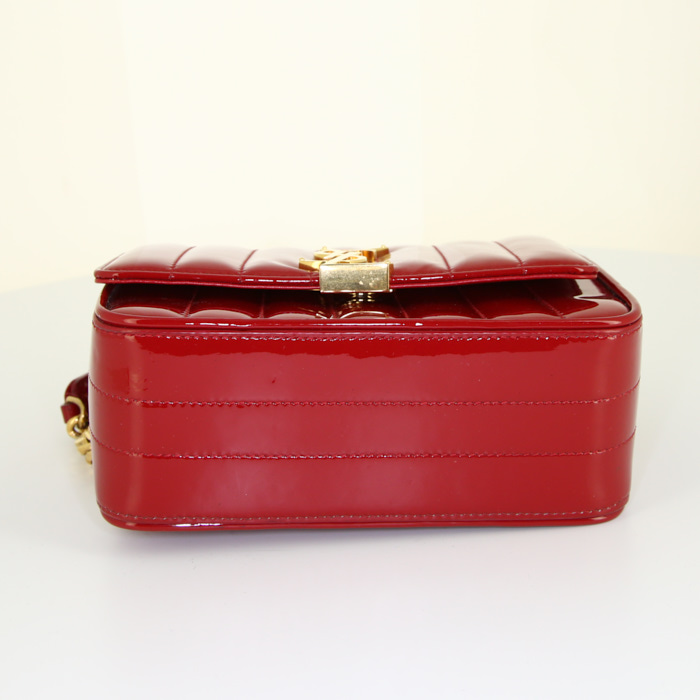 Bolso bandolera Saint Laurent Vicky en charol rojo - Detail D4