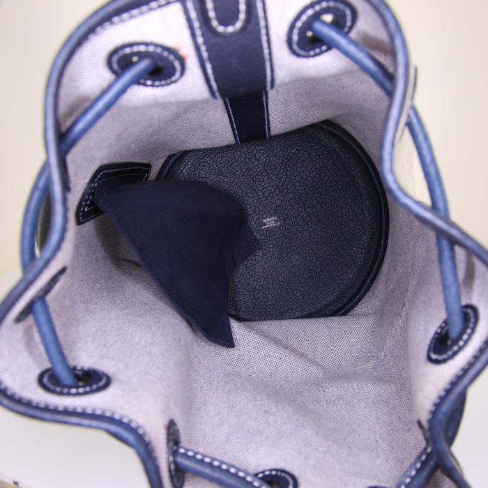 Sac porté épaule ou main Hermès Matelot petit modèle en toile beige et cuir bleu - Detail D2