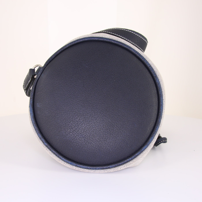 Bolso para llevar al hombro o en la mano Hermès Matelot modelo pequeño en lona beige y cuero azul - Detail D4