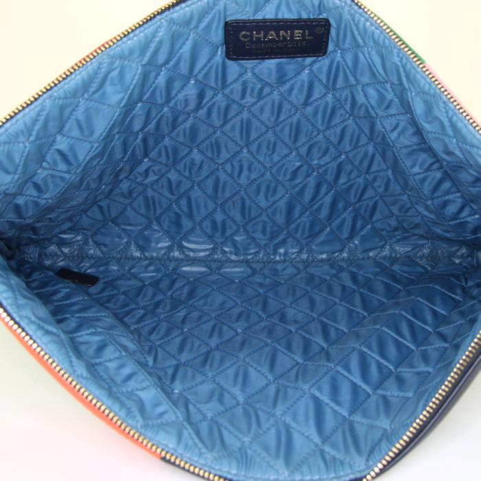Bolsito de mano Chanel en cuero multicolor azul oscuro, verde y rosa - Detail D2