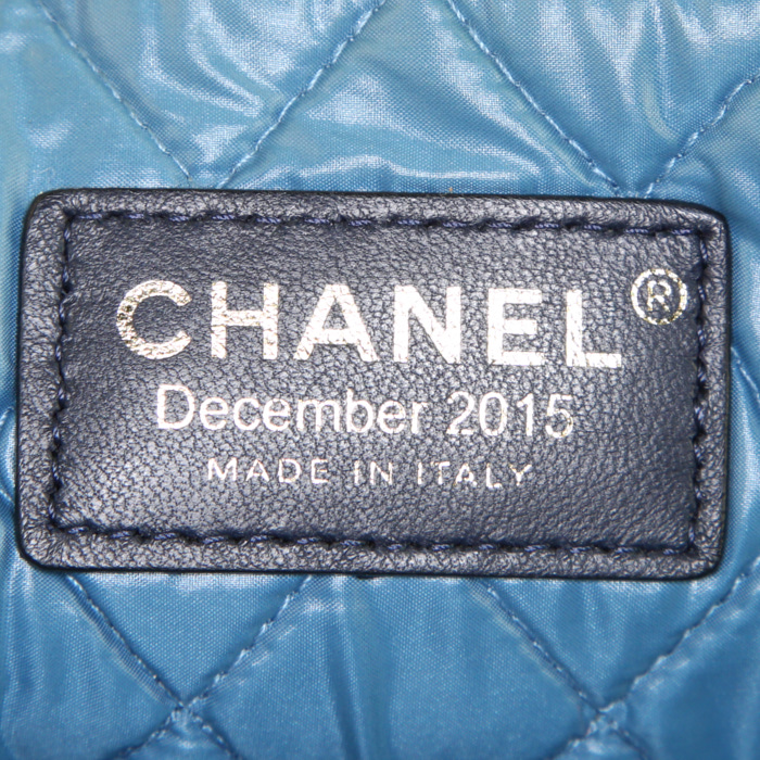 Pochette Chanel en cuir multicolore bleu-foncé vert et rose - Detail D3
