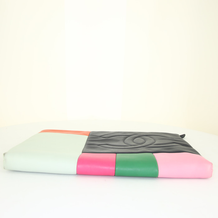 Pochette Chanel en cuir multicolore bleu-foncé vert et rose - Detail D4