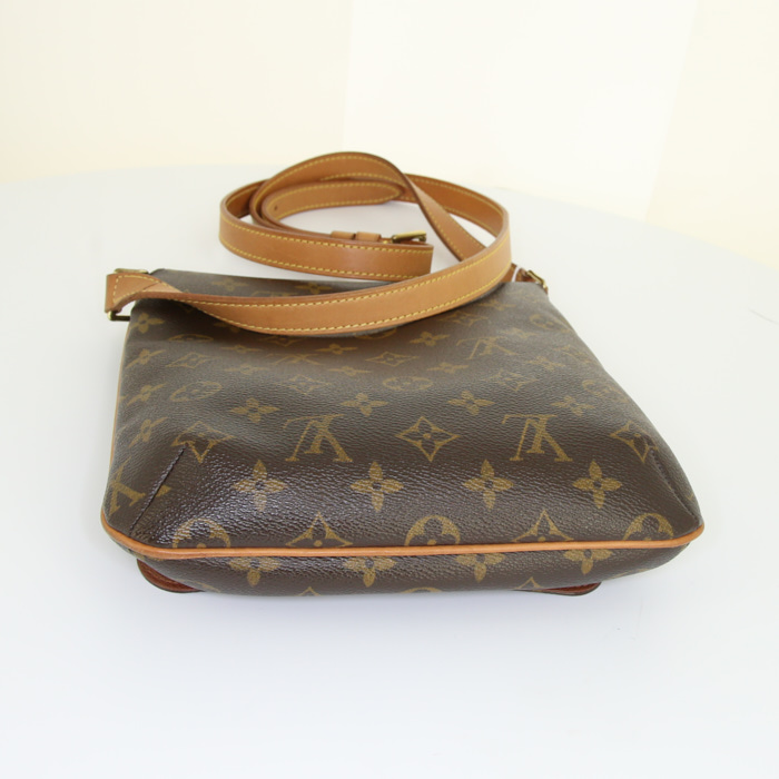 Sac bandoulière Louis Vuitton Musette Salsa petit modèle en toile monogram marron et cuir naturel - Detail D4