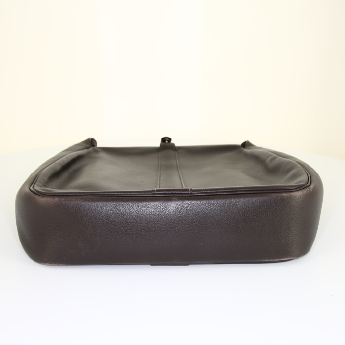 Sac porté épaule ou main Hermès Rugby - Top en cuir Evergrain marron ébène - Detail D4