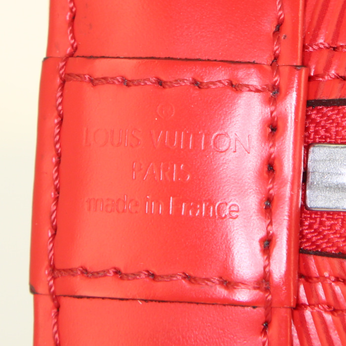 Sac bandoulière Louis Vuitton Alma BB en cuir épi rouge - Detail D4