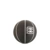 Ballon Chanel Editions Limitées Basket et son pochon, en caoutchouc noir et blanc - 00pp thumbnail