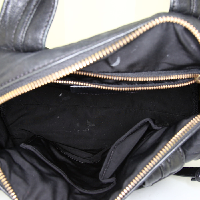 Alexander Wang Rocco bag worn on the shoulder or carried in the hand in black grained leather - Detail D3