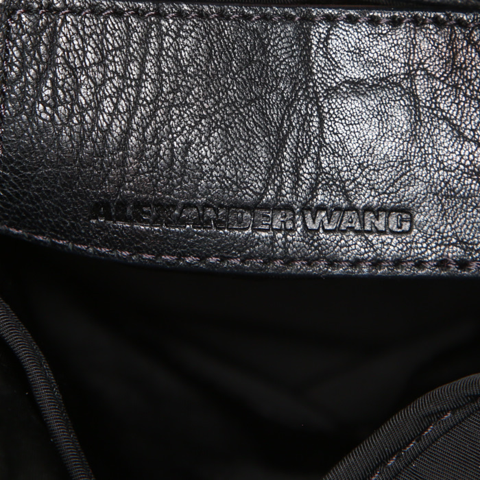 Alexander Wang Rocco bag worn on the shoulder or carried in the hand in black grained leather - Detail D4