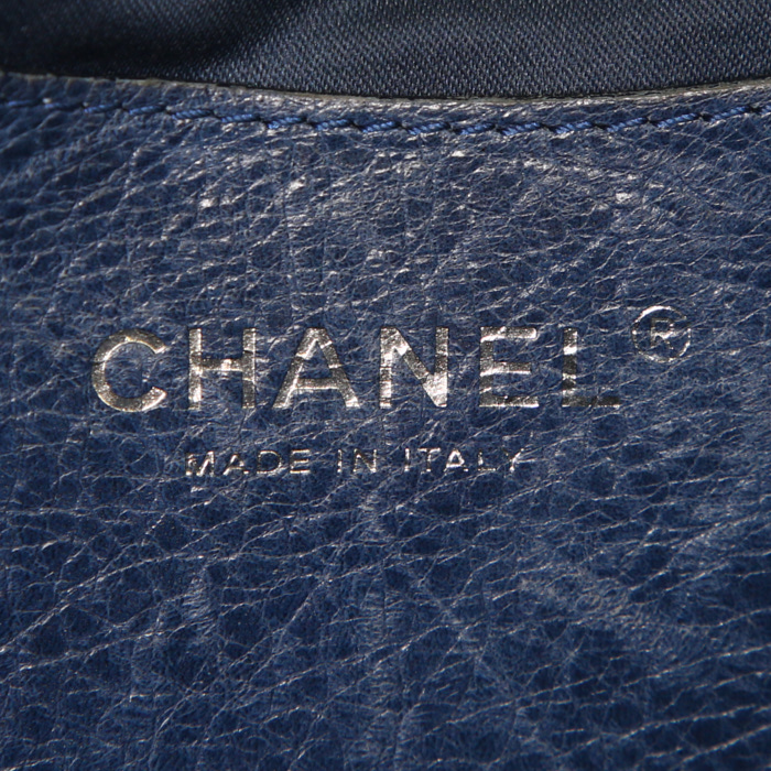 Chanel On The Road handbag in blue quilted grained leather - Detail D3