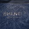 Sac à main Chanel On The Road en cuir grainé matelassé bleu - Detail D3 thumbnail