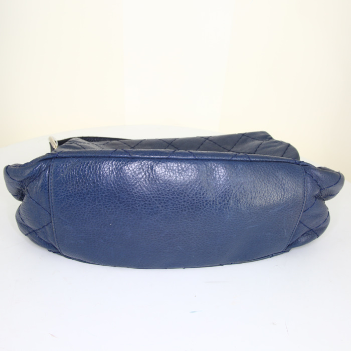 Sac à main Chanel On The Road en cuir grainé matelassé bleu - Detail D4