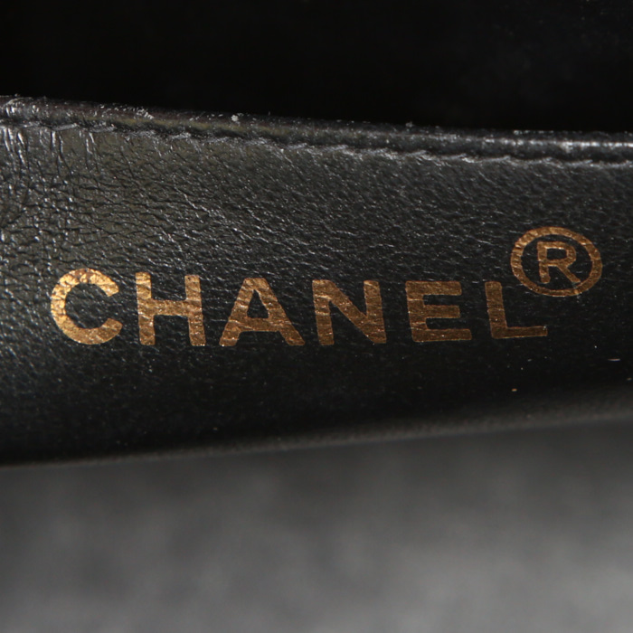 Bolso bandolera Chanel Timeless jumbo en charol negro - Detail D3