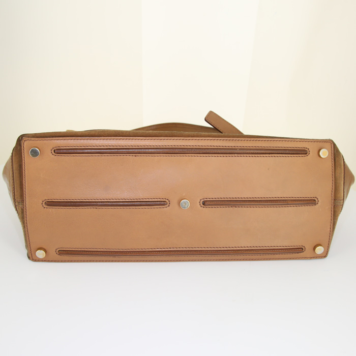 Bolso de mano Yves Saint Laurent Muse Two modelo grande en charol beige y piel de potro beige - Detail D4