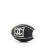 Ballon Chanel Rugby en plastique bicolore noir et blanc - 00pp thumbnail