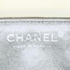 Chanel Baguette shoulder bag in silver quilted leather - Detail D4 thumbnail