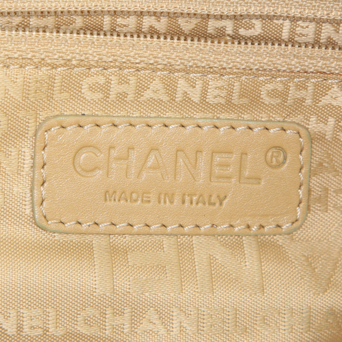 Bolso de mano Chanel Petit Shopping en piel de potro bicolor beige arcilla y marrón y cuero beige - Detail D3