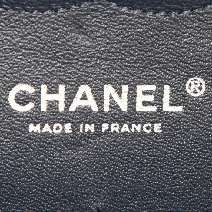 Sac à main Chanel Timeless Classic en cuir grainé matelassé bleu-marine - Detail D4