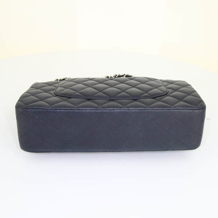 Chanel Timeless Classic handbag in navy blue quilted grained leather - Detail D5