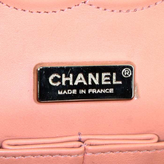 Bolso de mano Chanel  Timeless Classic en piel de pitón color salmón - Detail D4