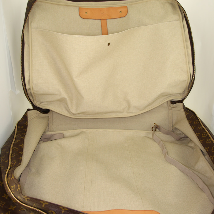 Bolso Louis Vuitton Sirius 65 en lona Monogram y cuero natural - Detail D2